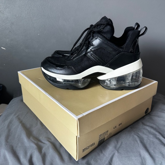 shoes - Picture 2 of 3